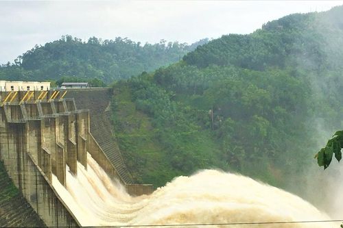 Quảng Nam: 3 thủy điện xả tràn để điều tiết lũ