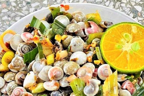 Quảng Nam: Giá ốc gạo tăng gấp 4 lần vẫn đông nghịt người mua