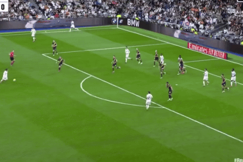 Biểu cảm của Bellingham khi Modric lập siêu phẩm