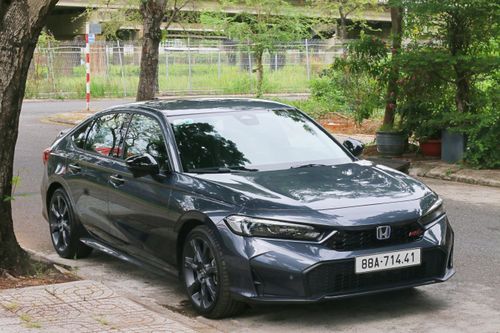 Chi tiết Honda Civic e:HEV RS - sedan hybrid mạnh 200 mã lực