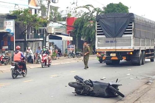 Xe máy biến dạng sau va chạm ôtô tải, nữ dược sĩ tử vong tại chỗ