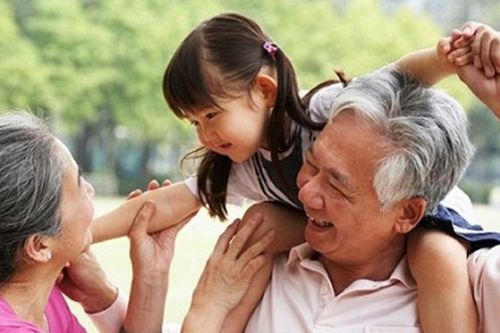 Giao toàn bộ việc nuôi dưỡng con cho ông bà, điều gì sẽ xảy ra?