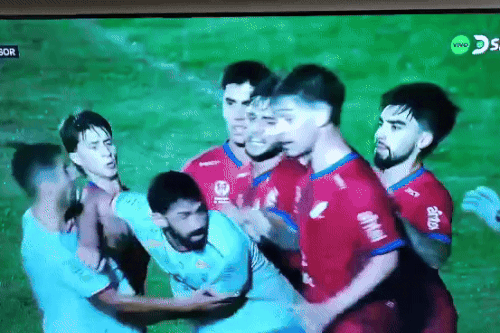Cầu thủ đấm ngất đối phương trong trận chung kết tại Uruguay