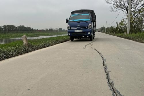 Xe quá tải 'cày xới' đường đê sông Nhuệ qua huyện Thường Tín