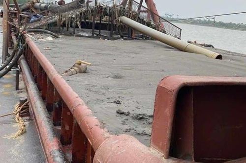 Bắt quả tang 4 đối tượng khai thác cát trái phép trên sông Trà Lý