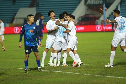 Nam Định thắng thuyết phục Bình Định, tái chiếm ngôi đầu V-League