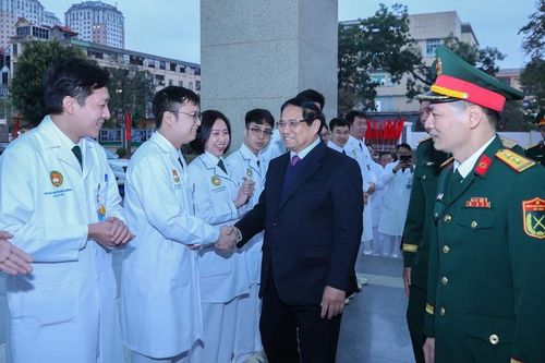 Thủ tướng: Phát huy vai trò đặc biệt, truyền thống vẻ vang 'vừa là chiến sĩ vừa là bác sĩ'