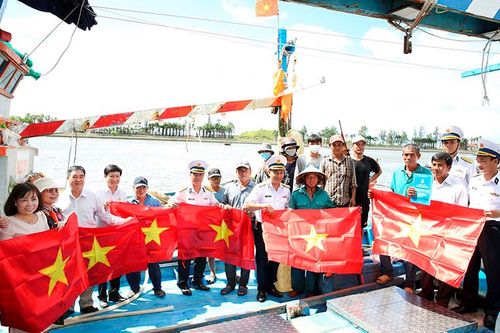 Điểm tựa cho ngư dân vươn khơi bám biển