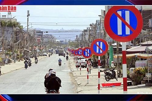Tháo dỡ hàng loạt biển báo trên tuyến đường được 'trồng' 23 biển báo cùng loại
