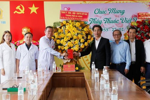 Lãnh đạo TP Đà Nẵng chúc mừng các bệnh viện nhân ngày Thầy thuốc Việt Nam