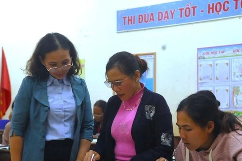 Lớp học xóa mù chữ nơi biên cương