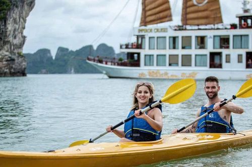 Nhộn nhịp khách tàu biển quốc tế đến Việt Nam