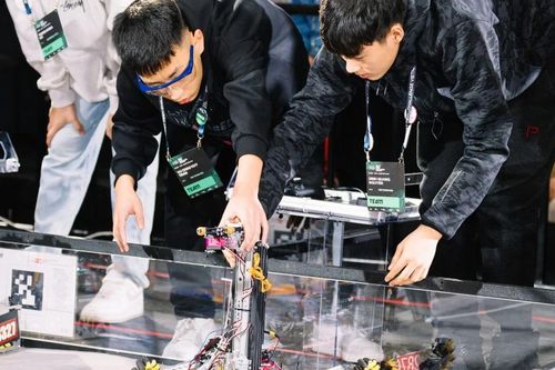 2 đội học sinh Việt Nam thi lập trình robot tại Hoa Kỳ