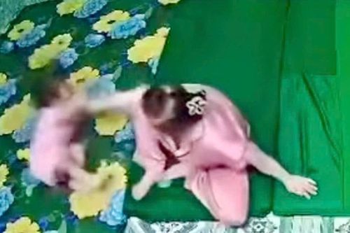 Khởi tố, bắt giam người phụ nữ về tội hành hạ người khác