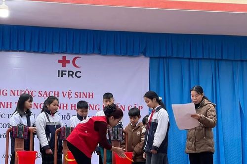 Trang bị kiến thức về tầm quan trọng của nước sạch và phòng bệnh cho học sinh