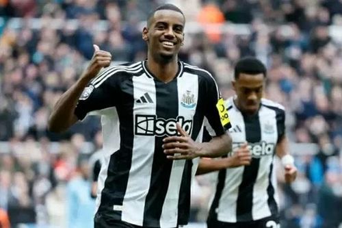 Cán mốc 50 bàn thắng, tiền đạo Isak vượt qua huyền thoại Arsenal