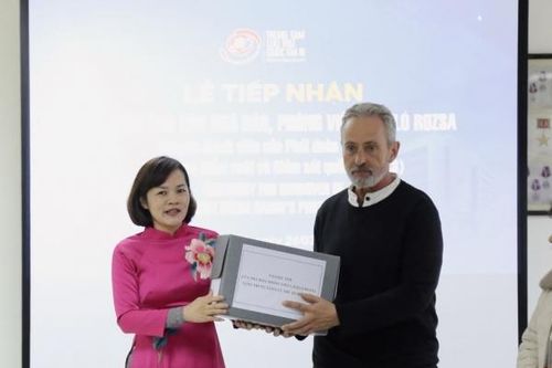 Tiếp nhận bộ tư liệu ảnh quý về Việt Nam của cựu nhà báo Hungary