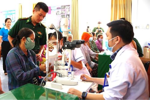 Thầy thuốc quân hàm xanh hết lòng chăm lo sức khỏe cho quân dân biên giới