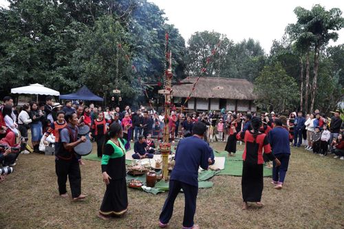 Người Raglay ăn mừng đầu lúa mới tạ ơn thần linh