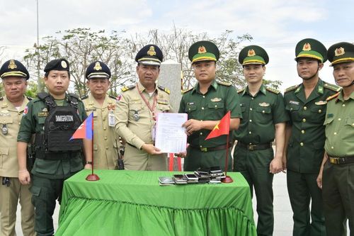 Tiếp nhận 40 công dân Việt Nam do lực lượng chức năng Campuchia trao trả
