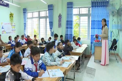Vận động học sinh dân tộc thiểu số trở lại trường học sau đợt nghỉ Tết
