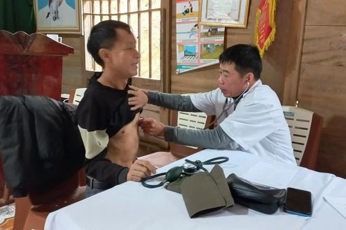 Bác sĩ Biên phòng tăng cường trạm y tế xã