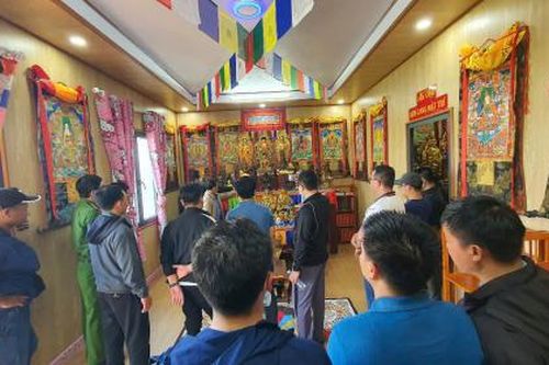 Khám xét nơi tu tập 'thành tiên', lừa đảo gần 100 tỉ đồng