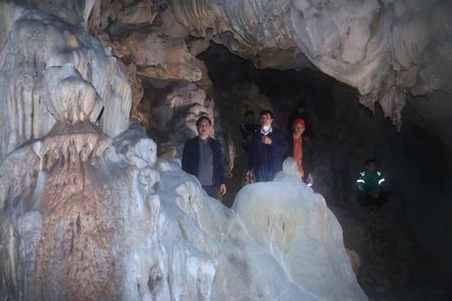 Phát hiện một hang động mới ở huyện Quan Sơn, Thanh Hóa