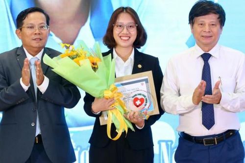 Báo Người Lao Động trao giải 'Người Thầy thuốc trong tôi' lần 3