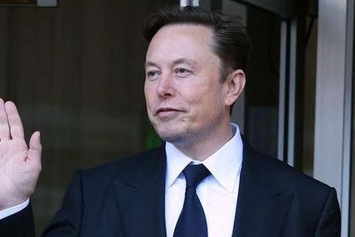 Phản ứng của Elon Musk khi bị nữ nhà văn kiện