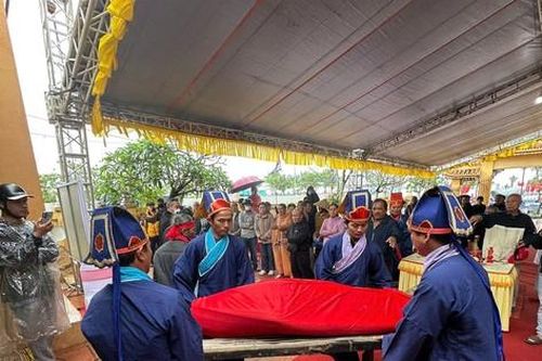 Đang làm lễ hội cầu ngư, ngư dân Đà Nẵng phát hiện 'Ông Chun' dạt vào bờ