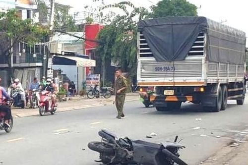 Xe máy biến dạng sau va chạm với ô tô tải, nữ dược sĩ tử vong tại chỗ