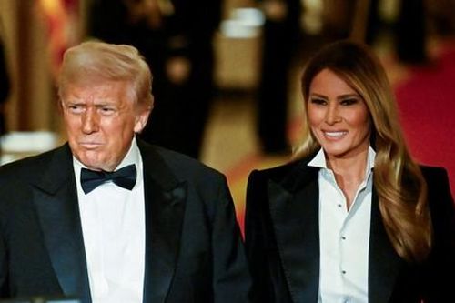 Ảnh ông Trump nắm chặt tay Đệ nhất phu nhân Mỹ gây sốt