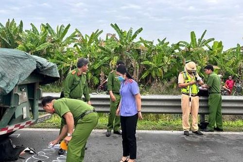 Ô tô tông vào xe đầu kéo đỗ ven đường, 2 người thương vong