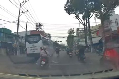 Clip: Xe khách vượt ẩu suýt tông 3 người đi xe máy gây bức xúc ở Tiền Giang