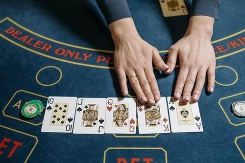 Tra tấn, nhổ răng lập trình viên để ép viết phần mềm trò chơi đánh bạc trên mạng