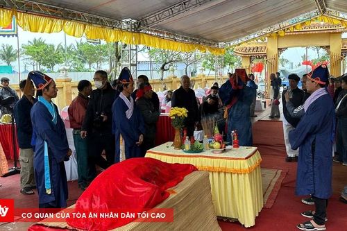 Phát hiện xác cá Ông trôi dạt vào bờ