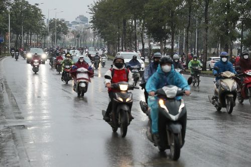 Đường thông thoáng sau khi Hà Nội rào ngã tư, tắt đèn đỏ bất hợp lý