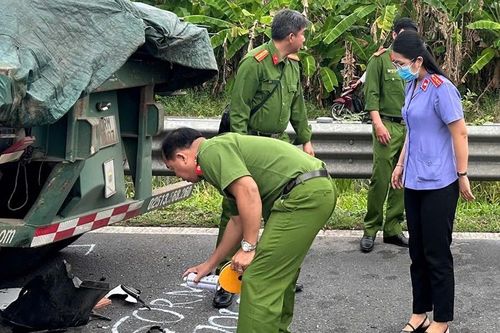 Ô tô tông xe container đậu trên cao tốc Trung Lương - Mỹ Thuận, 1 phụ nữ tử vong