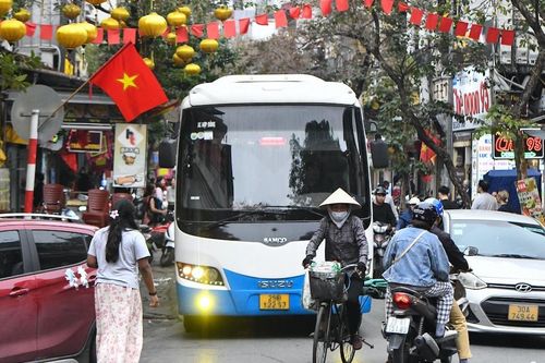 Cấm ô tô trên 16 chỗ vào phố cổ: Hà Nội thiết lập 4 điểm trung chuyển