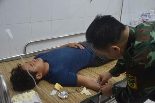 Đảo Song Tử Tây cấp cứu ngư dân ngộ độc cá hồng