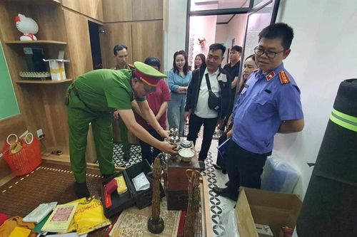 Cặp vợ chồng lừa đảo gần 100 tỉ đồng từ chiêu trò mê tín dị đoan