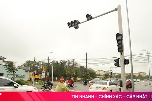 Đèn giao thông ở Hà Tĩnh chập chờn, đánh đố người đi đường