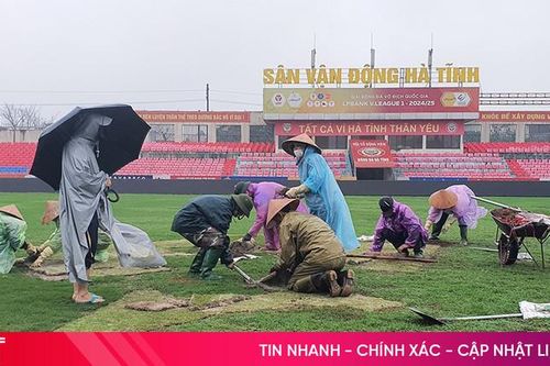 Gấp rút sửa chữa mặt cỏ Sân vận động Hà Tĩnh