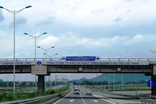 Vì sao chưa có đường dẫn vào cầu vượt cao tốc Quảng Nam-Quảng Ngãi