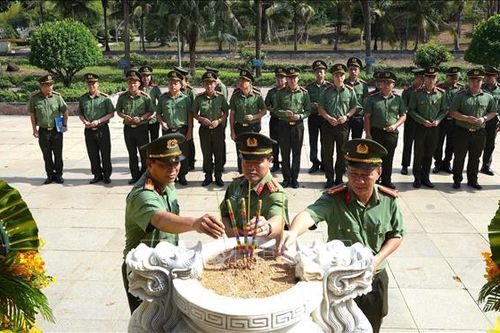 Phát huy truyền thống anh hùng lực lượng cảnh vệ Công an nhân dân