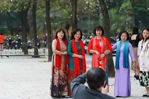 Mùa hoa ban, mùa 'gặt hái' của những dịch vụ ăn theo