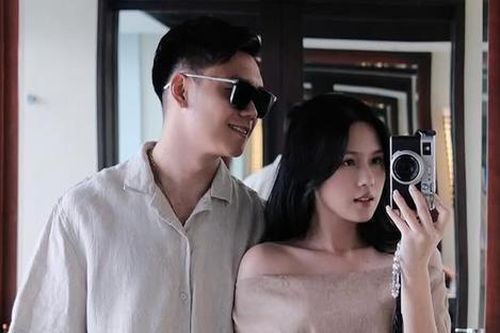 Vợ chồng trung vệ Thành Chung khóa môi thắm thiết
