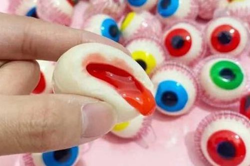 Ăn kẹo thạch mua ở cửa hàng gần trường, cậu bé 10 tuổi đột nhiên bất tỉnh và ngã gục