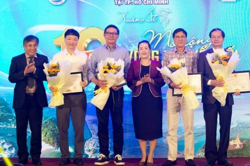 Tặng bằng khen cho doanh nhân quê Quảng Ngãi
